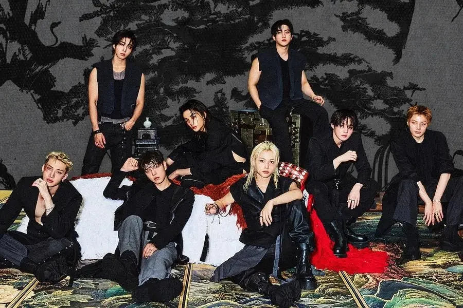 STRAY KIDS